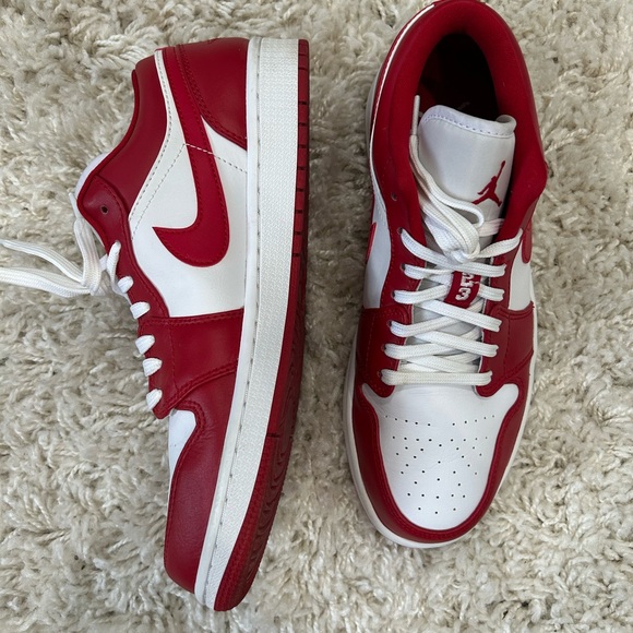 SIZE 8.5 MENS AIR JORDANS RETRO 1 LOW RED AND WHITE - Picture 7 of 8